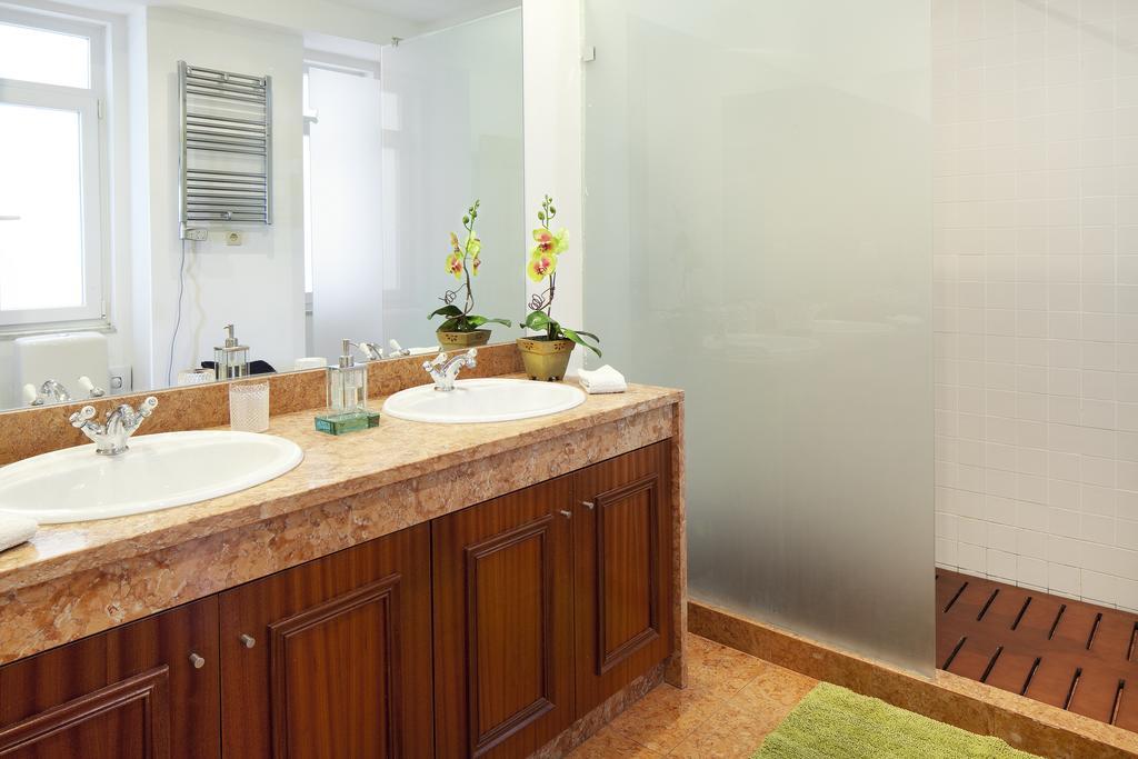 Lisbon Rentals Real Room photo
