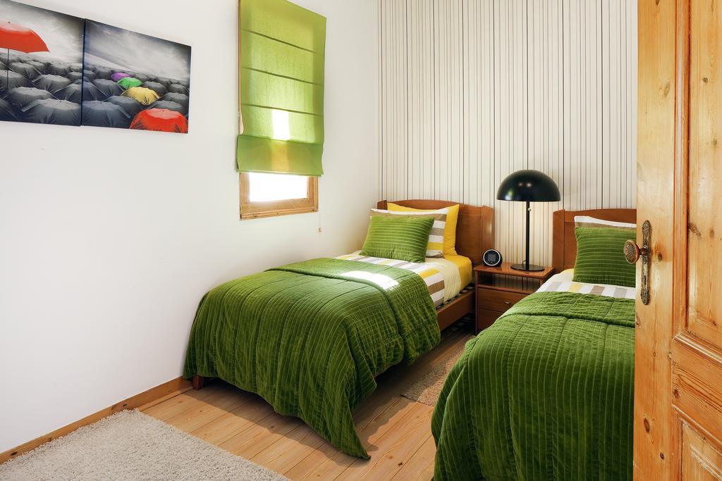 Lisbon Rentals Real Room photo